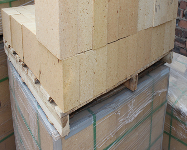 What are the classifications and properties of high alumina bricks?
